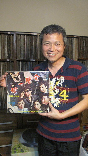 本土唱片收藏家陳明章蒐集的黑膠唱片年代橫跨一甲子，更包含為數不少的國台語電影主題曲唱片。