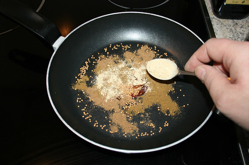 24 - Koriander, Kreuzkümmel, Chilis, Senfkörner & Bockshornklee in Pfanne geben / Put coriander, cumin, chilis, mustard seeds & fenzgreek in pan