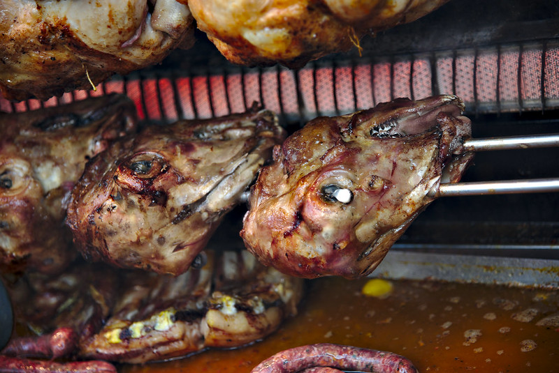 Grilling goats' or lambs' heads