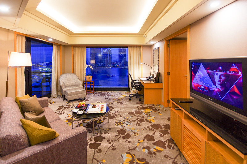 marina bay suite living room at mandarin oriental singapore