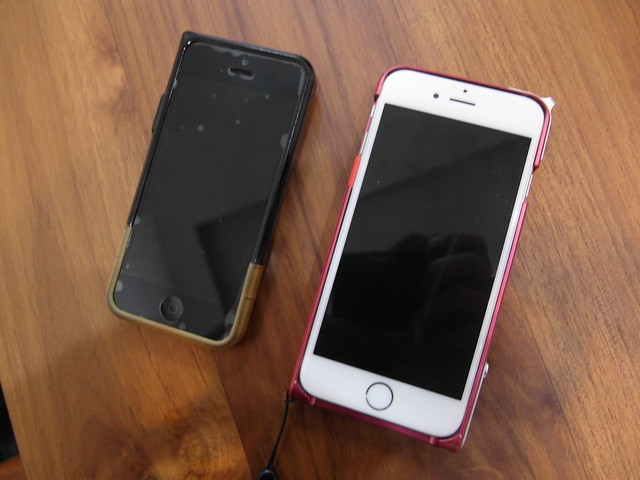 大創手機膜已經浮起來的 iPhone 5 (JDS link) 和 iPhone 6S (Bitplay SNAP!6)