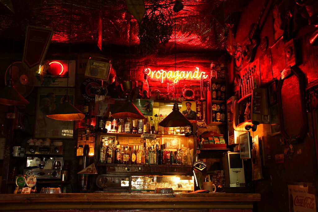Bar Propaganda, version rideau de fer à Cracovie - Photo de James Offer @ Flickr