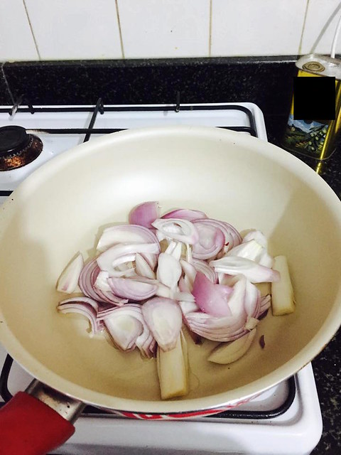 平底鍋炒洋蔥