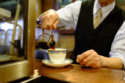 カフェ・カルディ（横浜・綱島の喫茶店）：コーヒーを淹れるマスター