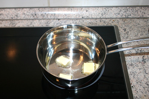44 - Butter in Stieltopf zerlassen / Melt butter in pot