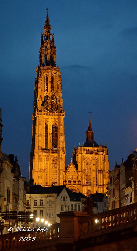 O L Vr Kathedraal te Antwerpen (tijdens het blauwe uurtje) 18671499319_63b455ce47_c