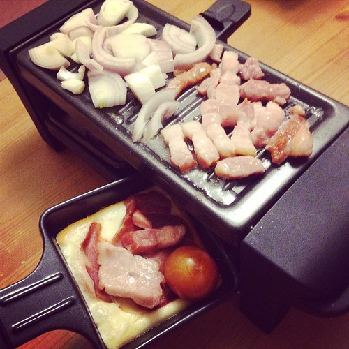 Raclette machine at home from East France!! Yeah!! It's my one of my favourite meal!! Super yum!! I was invited for a Nice dinner!! ラクレットチーズ機がチーズ共に東フランスから我が家にやってきました！(私のではない)生ハムとあわせて超美味しい！好物です！ #raclette #cheese #machine #tomato #ラクレット #チーズ