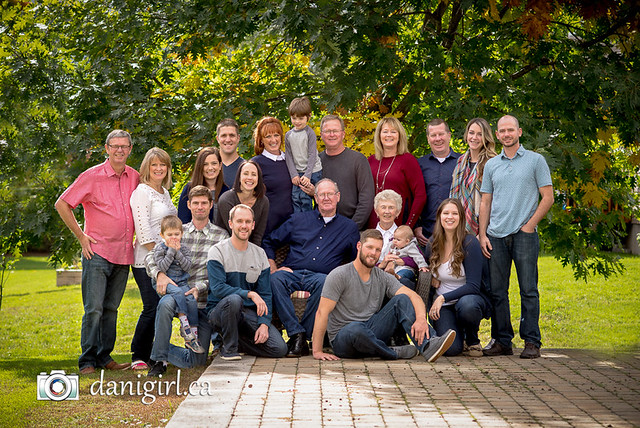 Extended family portraits in ottawa outdoors