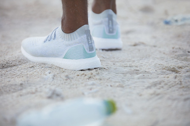 adidas zapato hecho de plástico reciclado del océano RunMX