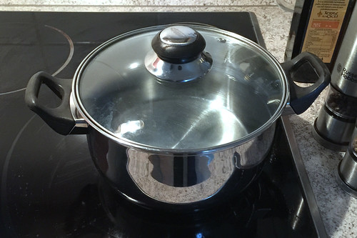 17 - Topf mit Wasser aufsetzen / Bring pot with water to a boil