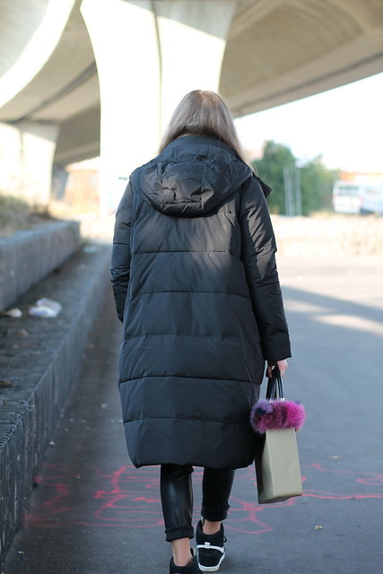 down-jacket-and-vintage-bag-whole-look-back-wiebkembg