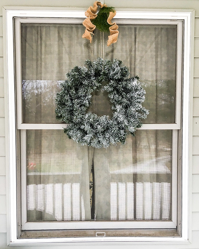 How To Snow Spray A Wreath (That Doesn't Require Flocking) - A Pretty Fix