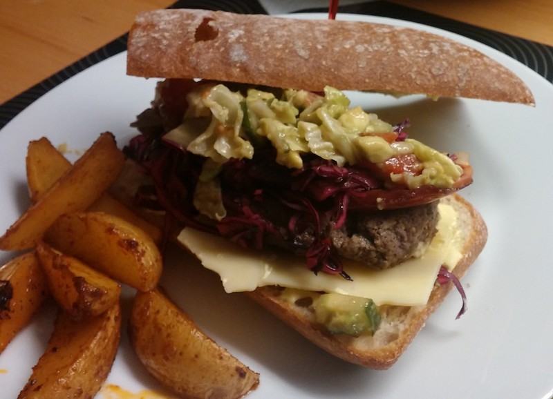 Ciabatta-Rotkraut-Burger mit Hacksalat und Potato-Wedges