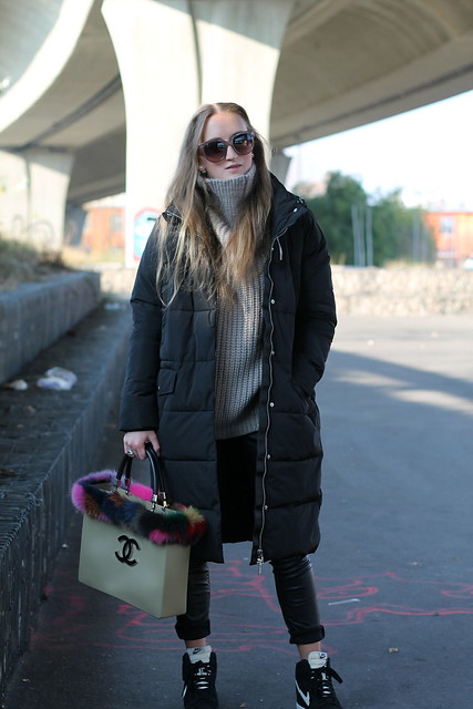 down-jacket-and-vintage-bag-whole-look-front-wiebkembg