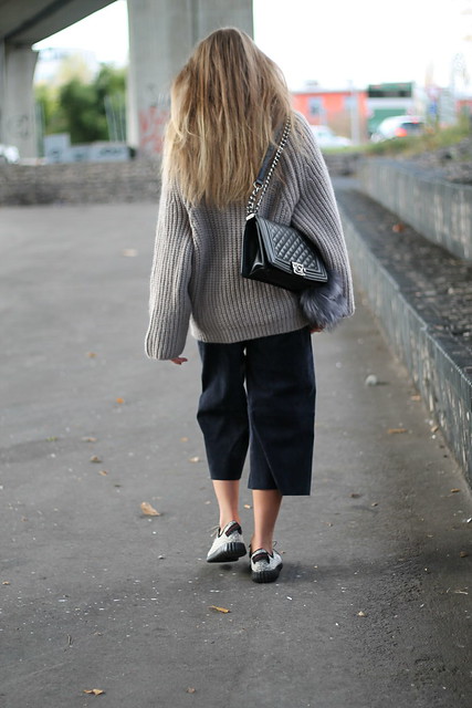 turtle-neck-sweater-and-culottes-whole-look-back-wmbg