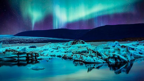 Northern lights over glacier lagoon. Sony A7rII + Sony FE 70-200 F4 williamyuphotoworkshops.com  #nightphotography #iceland #northernlights #auroraborealis #aurora #glacier #lagoon #ice #travel #travelphotography #phototour #photoworkshop #instatravel #tr