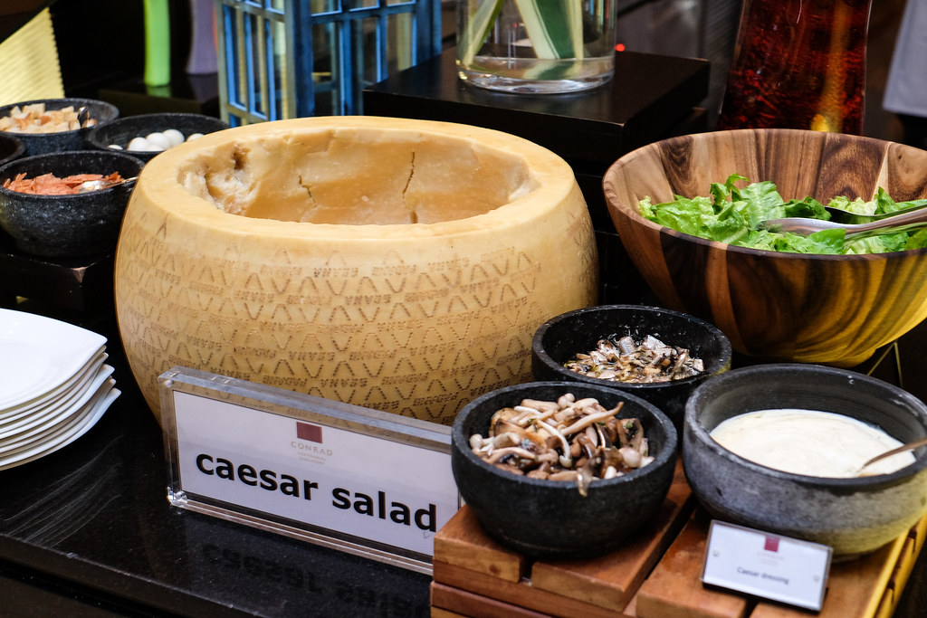 Conrad Centennial Singapore: DIY Caesar Salad