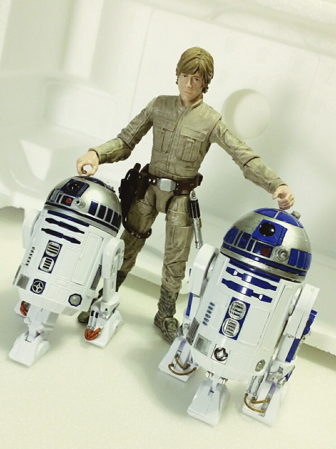 Bandai R2-D2 kit size comparisons against Hasbro's aThe Black Series figures
