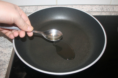 18 - Öl in Pfanne erhitzen / Heat up oil in pan