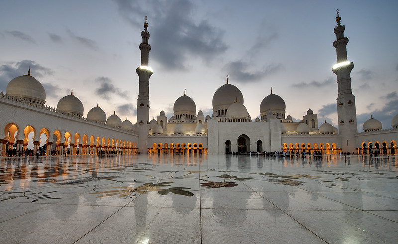 Photo “Grande Mosquée (Cheikh Zayed). Lorsque la lumière commence à diminuer” par mattharvey1 tel que vu sur Flickr. Utilisé sous CC BY-ND 2.0
