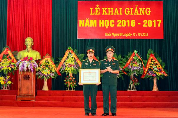 Đại tá Phạm Văn Hòa - Hiệu trưởng nhà trường đón nhận danh hiệu chiến sĩ thi đua toàn quân