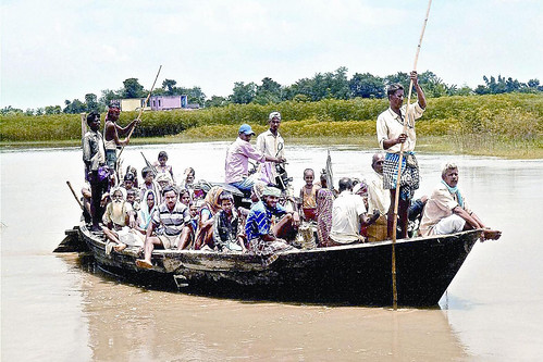 कोसी नदी में बाढ़ से विस्थापित लोग