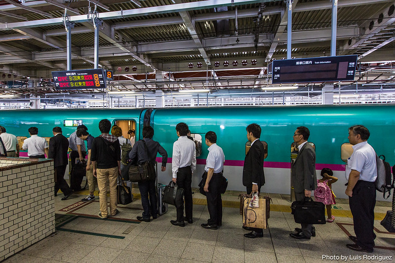 Esperando a subir a un shinkansen de la l&iacute;nea Tohoku