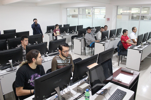 Udemorelia Veintitrés estudiantes, de la Universidad de Morelia, operan oficialmente el mejor software para crear videojuegos.