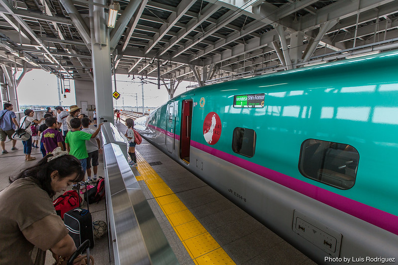 Servicio Hayabusa a cargo de un shinkansen de la serie E5 en Shin-Aomori.