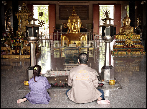 Prayers at Wat Phra Tong