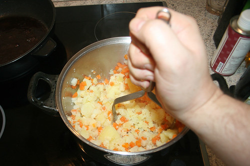 33 - Kartoffeln stampfen / Mash potatoes