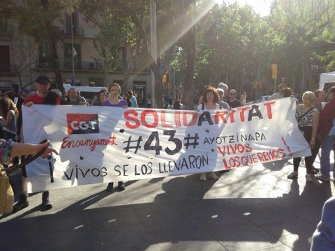 solidaritat de CGT amb 43 desapareguts #ayotzinapa a pancarta a manifestació