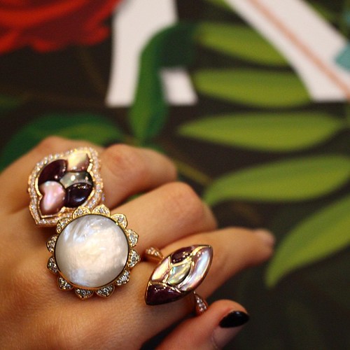 Mother of pearl rings from @kabanajewelry --the darker purple stones are spiny oyster shell and come in a few different colors depending on what the oyster's diet consists of! You are what you eat! #showmeyourrings #LUXURYbyJCK #GemGossipdoesVegas