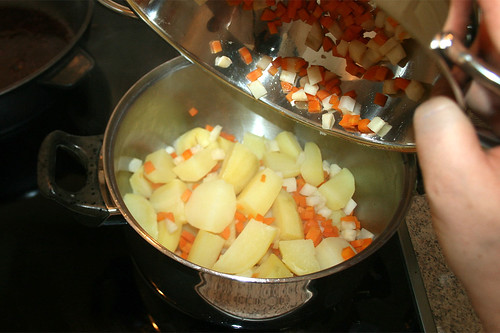 32 - Kartoffeln & Gemüse zurück in Topf geben / Put potatoes & vegetables back in pot