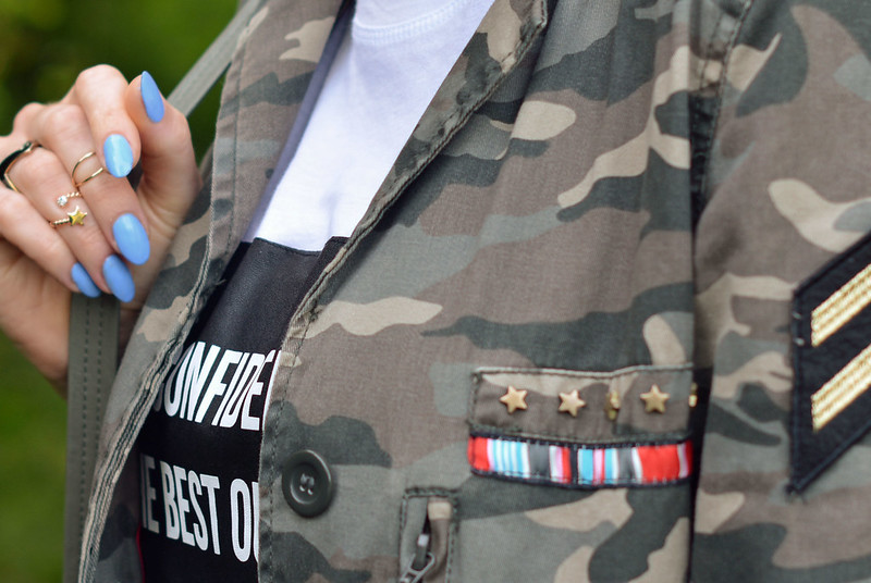 Casual style | Army style camo jacket, slogan tee