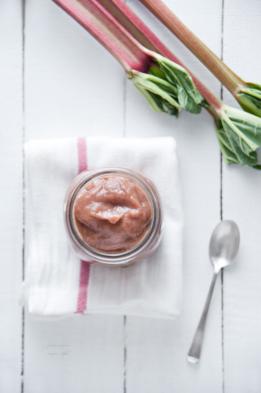 Rhubarb marmalade with dates and ginger