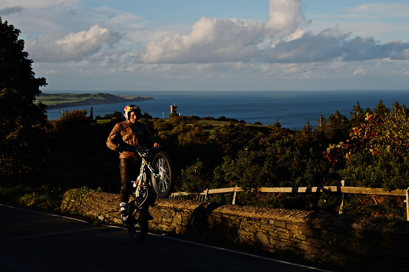 Dougie Lampkin recorre el TT de la Isla de Man a caballito
