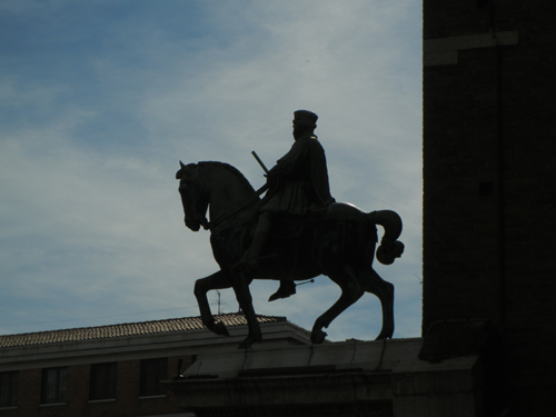 DSCN4025 _ Statue of Marchese Niccolo III d'Este, Palazzo Municipale, Ferrara, 17 October