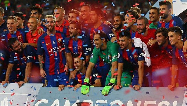160817_ESP_Barcelona_v_Sevilla_3_0_Barcelona_players_celebrate