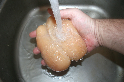 14 - Hähnchenbrust waschen / Wash chicken breasts