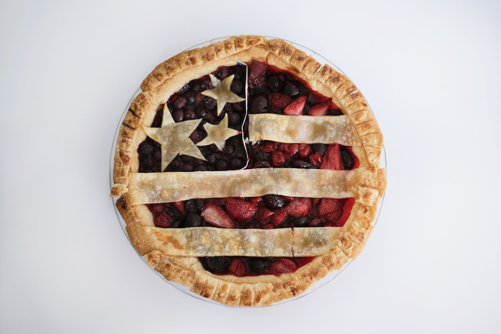 American Flag Berry Pie Recipe on juliettelaura.blogspot.com