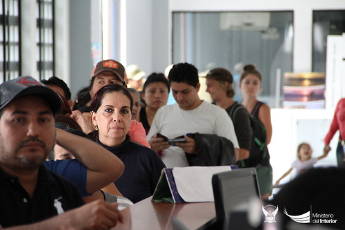Nuevo Sistema Migratorio Ecuatoriano agilita el paso de viajeros en la frontera de Huaquillas