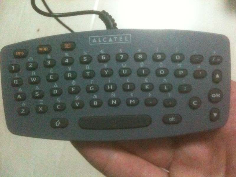 阿尔卡特 OT715附赠的全键盘