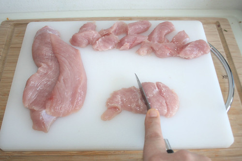 17 - Putensteaks in Streifen schneiden / Cut turkey steaks in stripes