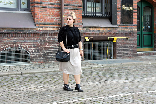 outfit-look-style-modeblog-fashionblog-hamburg-plisseerock-samt-pullover-boots-chloe-lookalike6