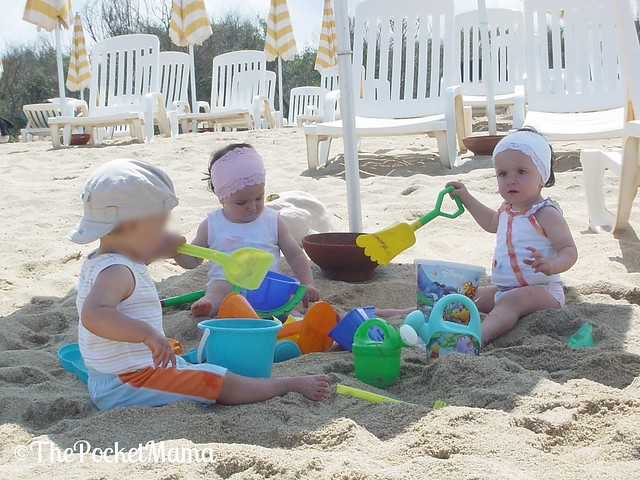 vacanze coi gemelli - amichetti in spiaggia