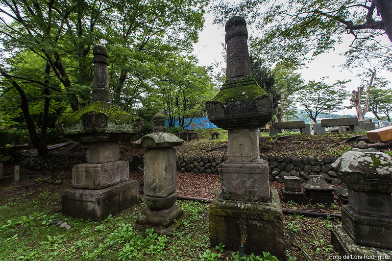 Antiguo monumento a la familia Sanada
