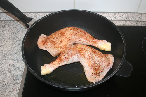 13 - Hähnchenschenkel in Pfanne geben / Put chicken legs in pan