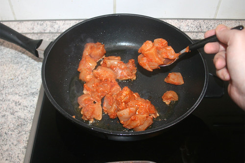 27 - Marinierte Hähnchenbrust in Pfanne geben / Put marinated chicken in pan
